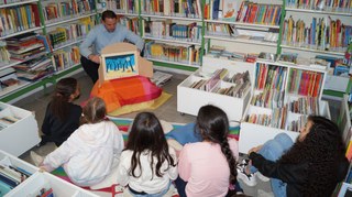 L'Athénée Royal de Waterloo visite la bibliothèque communale